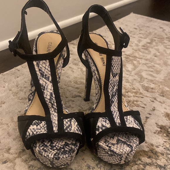 Gianni Bini Snake Heels - Picture 1 of 2